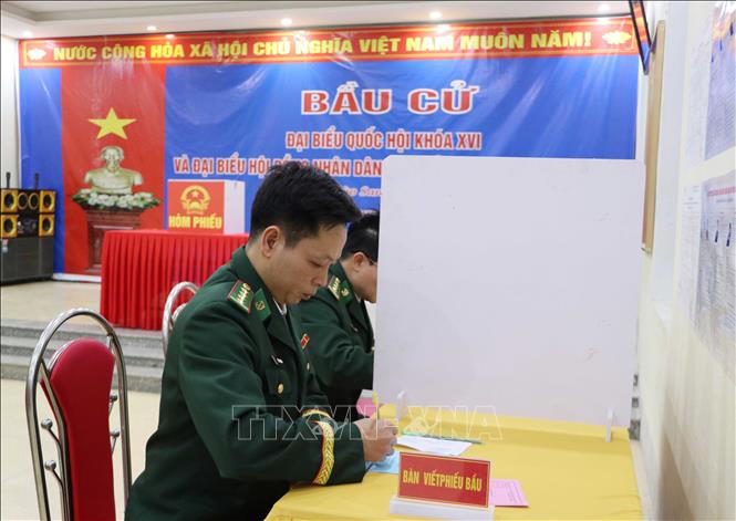 Các cử tri lựa chọn người xứng đáng để bỏ phiếu. Ảnh: Nguyễn Oanh - TTXVN