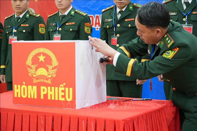Thực hiện đóng dấu niêm phong hòm phiếu. Ảnh: Nguyễn Oanh - TTXVN