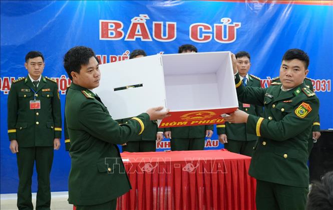 Kiểm tra hòm phiếu trước khi bầu cử. Ảnh: Nguyễn Oanh - TTXVN