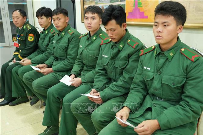 Các cử tri Đồn Biên phòng Dào San, tỉnh Lai Châu cầm thẻ cử tri thực hiện quyền công dân. Ảnh: Nguyễn Oanh - TTXVN