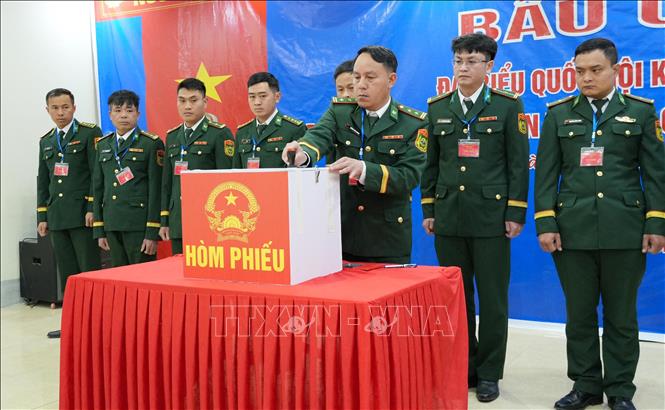 Thực hiện đóng dấu niêm phong hòm phiếu. Ảnh: Nguyễn Oanh - TTXVN