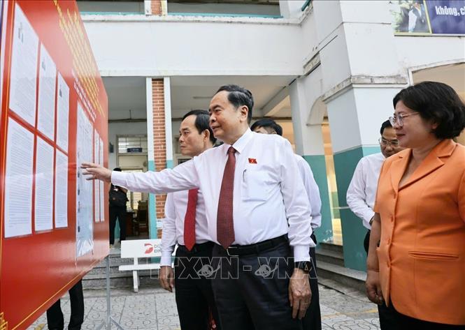 Chủ tịch Quốc hội Trần Thanh Mẫn kiểm tra công tác bầu cử tại Khu vực bỏ phiếu số 14 Trường THCS Đỗ Văn Dậy, xã Hóc Môn, Thành phố Hồ Chí Minh. Ảnh: Doãn Tấn - TTXVN
