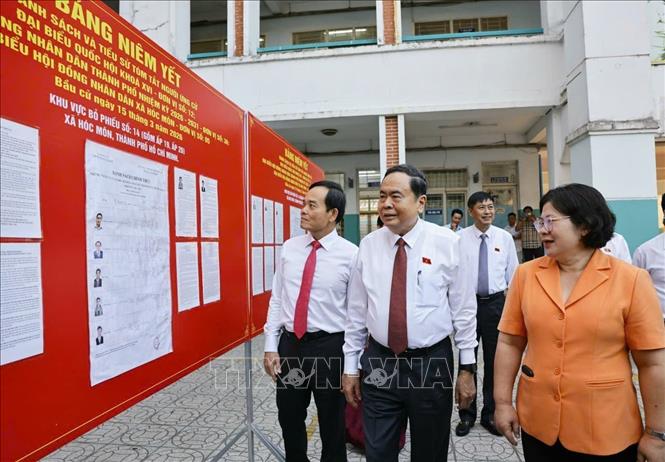 Chủ tịch Quốc hội Trần Thanh Mẫn kiểm tra công tác bầu cử tại Khu vực bỏ phiếu số 14 Trường THCS Đỗ Văn Dậy, xã Hóc Môn, Thành phố Hồ Chí Minh. Ảnh: Doãn Tấn - TTXVN