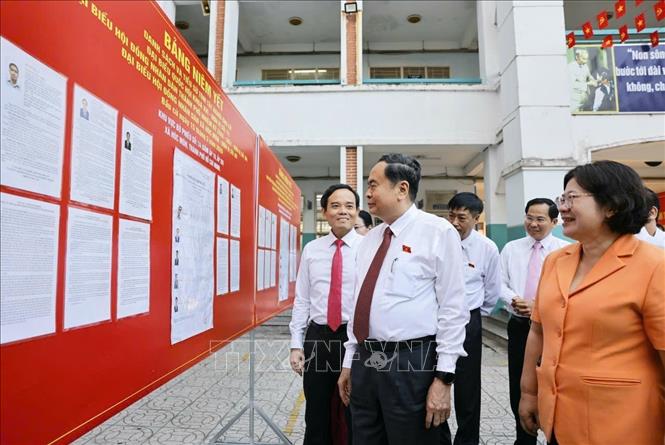 Chủ tịch Quốc hội Trần Thanh Mẫn kiểm tra công tác bầu cử tại Khu vực bỏ phiếu số 14 Trường THCS Đỗ Văn Dậy, xã Hóc Môn, Thành phố Hồ Chí Minh. Ảnh: Doãn Tấn - TTXVN