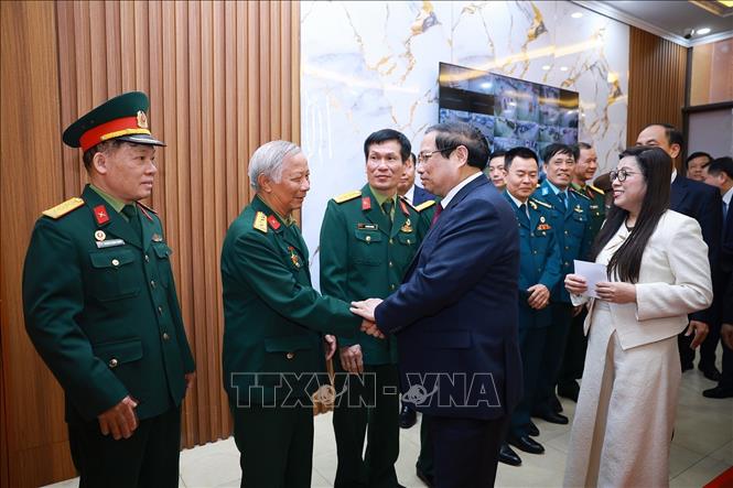 Thủ tướng Phạm Minh Chính và Phu nhân với cử tri tại Khu vực bỏ phiếu số 21 phường Tây Hồ, thành phố Hà Nội. Ảnh: Dương Giang - TTXVN 
