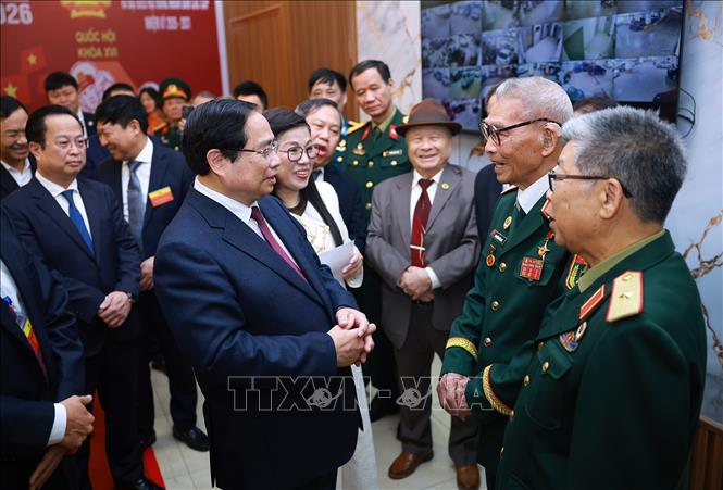 Thủ tướng Phạm Minh Chính và Phu nhân với cử tri tại Khu vực bỏ phiếu số 21 phường Tây Hồ, thành phố Hà Nội. Ảnh: Dương Giang - TTXVN 
