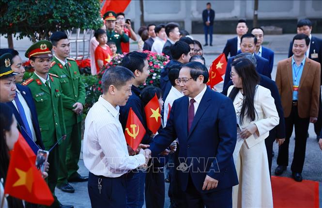 Thủ tướng Phạm Minh Chính và Phu nhân với cử tri tại Khu vực bỏ phiếu số 21 phường Tây Hồ, thành phố Hà Nội. Ảnh: Dương Giang - TTXVN 
