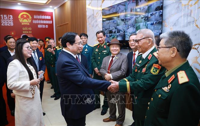 Thủ tướng Phạm Minh Chính và Phu nhân với cử tri tại Khu vực bỏ phiếu số 21 phường Tây Hồ, thành phố Hà Nội. Ảnh: Dương Giang - TTXVN 
