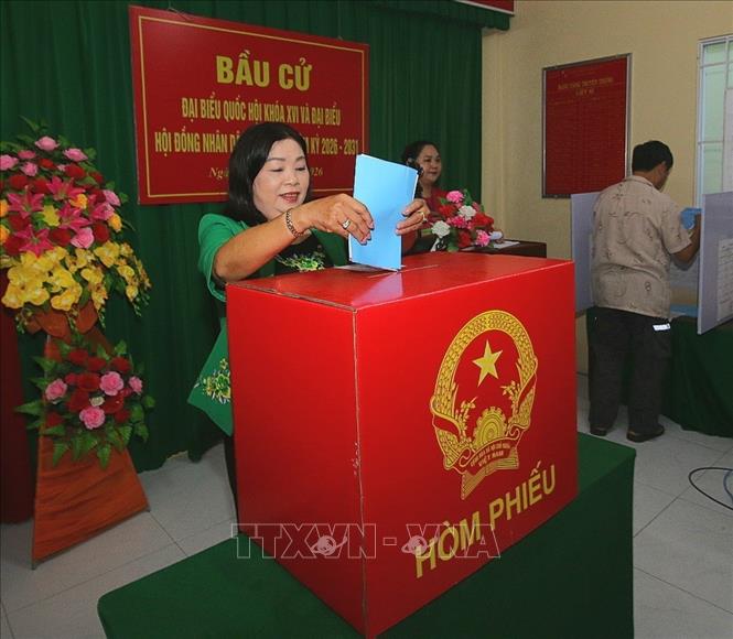 Bà Mã Thị Tươi, Phó Chủ tịch HĐND thành phố Cần Thơ bỏ phiếu tại điểm bầu cử số 4, phường Vị Tân, thành phố Cần Thơ. Ảnh: Duy Khương - TTXVN