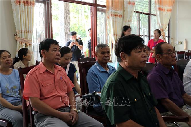 Cử tri Nguyễn Văn Thắng, thương binh hạng 1/4 tại Trung tâm tham gia dự khai mạc bầu cử. Ảnh: Đoàn Mạnh Dương-TTXVN