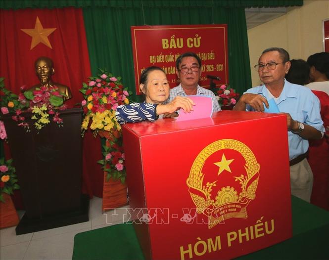 Cử tri bỏ phiếu tại điểm bầu cử số 4, phường Vị Tân, thành phố Cần Thơ. Ảnh: Duy Khương - TTXVN

