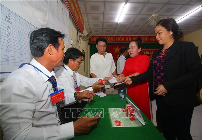 Cử tri đóng dấu phiếu đã bầu tại điểm bỏ phiếu số 4, phường Vị Tân, thành phố Cần Thơ. Ảnh: Duy Khương - TTXVN