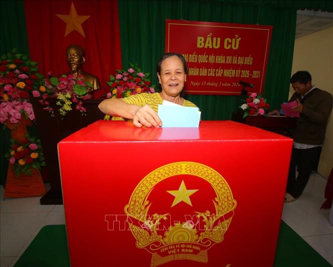 Cử tri bỏ phiếu tại điểm bầu cử số 4, phường Vị Tân, thành phố Cần Thơ. Ảnh: Duy Khương - TTXVN