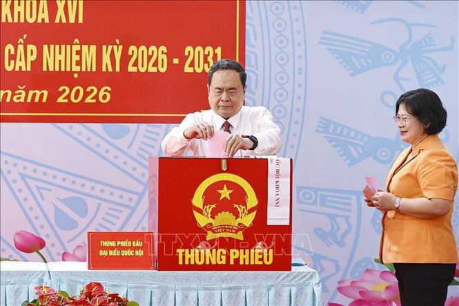 Chủ tịch Quốc hội Trần Thanh Mẫn bỏ phiếu bầu cử tại Khu vực bỏ phiếu số 14 Trường THCS Đỗ Văn Dậy, xã Hóc Môn, Thành phố Hồ Chí Minh. Ảnh: Doãn Tấn - TTXVN