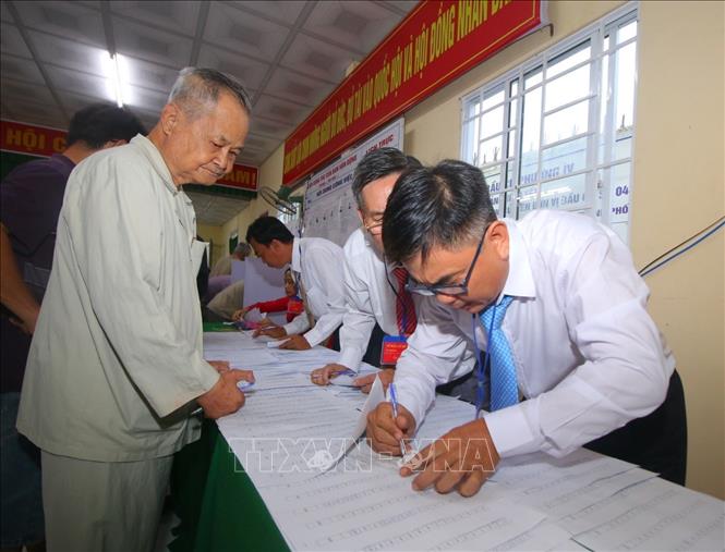 Cử tri làm thủ tục nhận phiếu bầu tại điểm bỏ phiếu số 4, phường Vị Tân, thành phố Cần Thơ. Ảnh: Duy Khương - TTXVN
