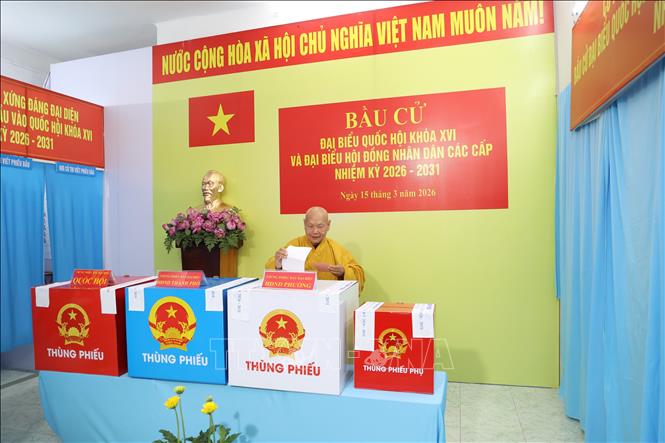 Hòa thượng Thích Thiện Nhơn, Chủ tịch Hội đồng Trị sự Giáo hội Phật giáo Việt Nam tham gia bỏ phiếu tại khu vực bỏ phiếu số 1, phường Nhiêu Lộc, TP. Hồ Chí Minh. Ảnh: Hồng Đạt - TTXVN