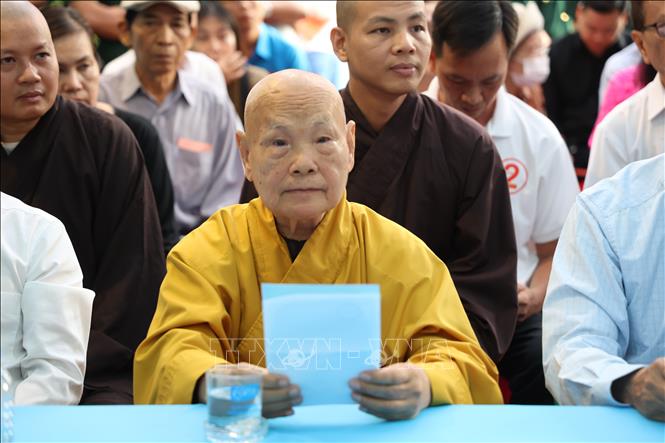 Hòa thượng Thích Thiện Nhơn, Chủ tịch Hội đồng Trị sự Giáo hội Phật giáo Việt Nam cầm trên tay lá phiếu cử tri. Ảnh: Hồng Đạt - TTXVN