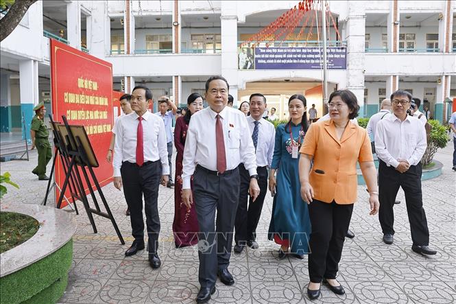 Chủ tịch Quốc hội Trần Thanh Mẫn đến Khu vực bỏ phiếu số 14, Trường THCS Đỗ Văn Dậy, xã Hóc Môn, Thành phố Hồ Chí Minh. Ảnh: Doãn Tấn - TTXVN
