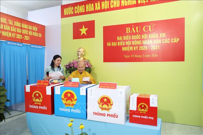 Hòa thượng Thích Thiện Nhơn, Chủ tịch Hội đồng Trị sự Giáo hội Phật giáo Việt Nam tham gia bỏ phiếu tại khu vực bỏ phiếu số 1, phường Nhiêu Lộc, TP. Hồ Chí Minh. Ảnh: Hồng Đạt - TTXVN