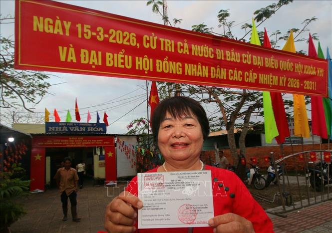 Cử tri Phan Thị Lan hoàn thành bỏ phiếu tại điểm bầu cử số 4, phường Vị Tân, thành phố Cần Thơ. Ảnh: Duy Khương - TTXVN
