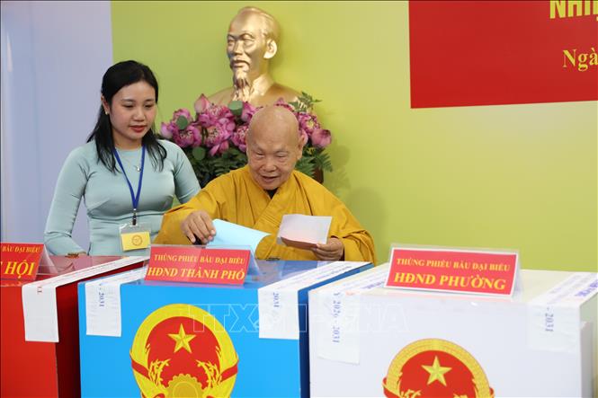 Hòa thượng Thích Thiện Nhơn, Chủ tịch Hội đồng Trị sự Giáo hội Phật giáo Việt Nam tham gia bỏ phiếu tại khu vực bỏ phiếu số 1, phường Nhiêu Lộc, TP. Hồ Chí Minh. Ảnh: Hồng Đạt - TTXVN