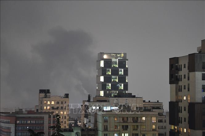 Khói bốc lên sau các vụ không kích nhằm vào thủ đô Tehran, Iran ngày 13/3/2026. Ảnh: THX/TTXVN