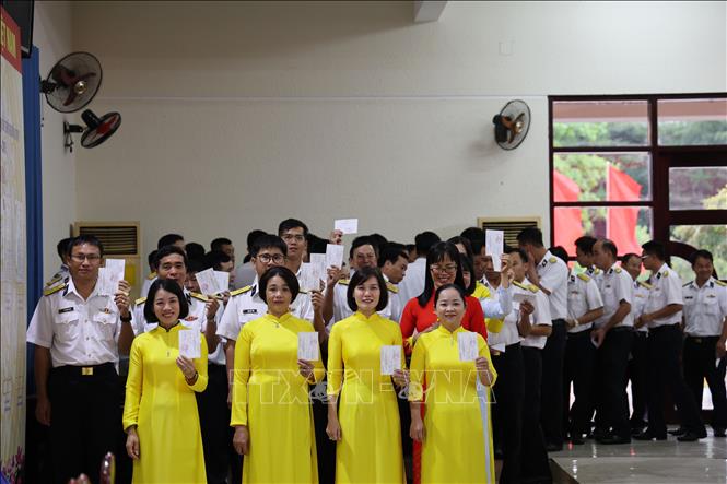 Cán bộ chiến sĩ, nhân dân Trường Sa đi bầu cử tại điểm bỏ phiếu số 1, đặc khu Trường Sa. Ảnh: Đặng Tuấn - TTXVN
