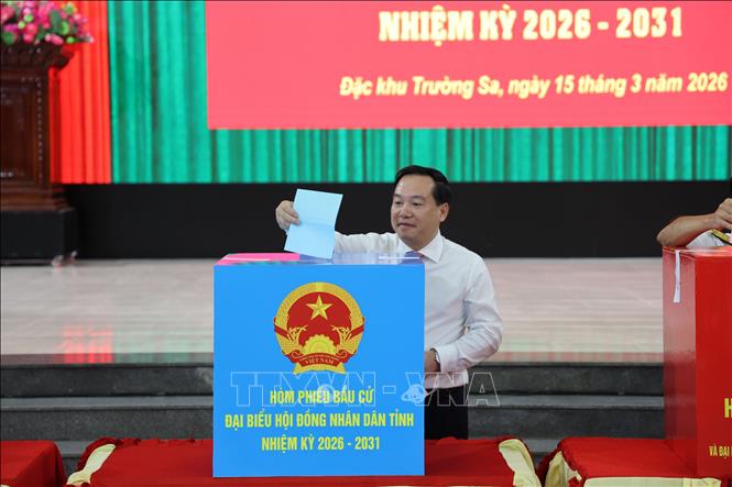 Phó Bí thư Tỉnh ủy KHánh Hòa Hồ Xuân Trường bỏ phiếu đầu tiên tại điểm bỏ phiếu số 1, đặc khu Trường Sa. Ảnh: Đặng Tuấn - TTXVN
