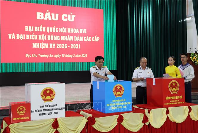 Cán bộ, chiến sĩ tại đặc khu Trường Sa thực hiện nghĩa vụ cử tri, gửi gắm niềm tin vào những đại biểu sẽ góp phần đưa đất nước ngày càng giàu mạnh. Ảnh: Đặng Tuấn - TTXVN
