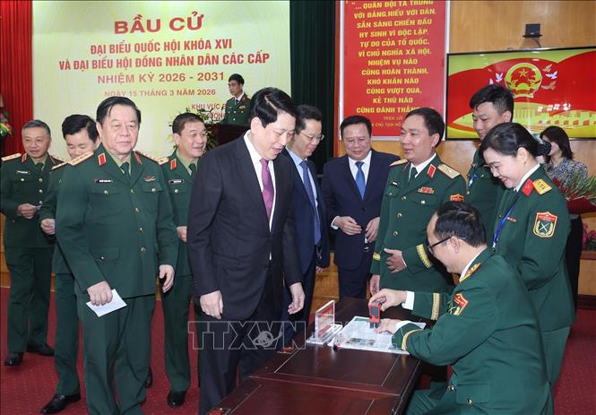 Chủ tịch nước Lương Cường nhận thẻ cử tri đã đóng dấu xác nhận bỏ phiếu tại khu vực bỏ phiếu số 26, phường Hoàn Kiếm, thành phố Hà Nội. Ảnh: Lâm Khánh - TTXVN