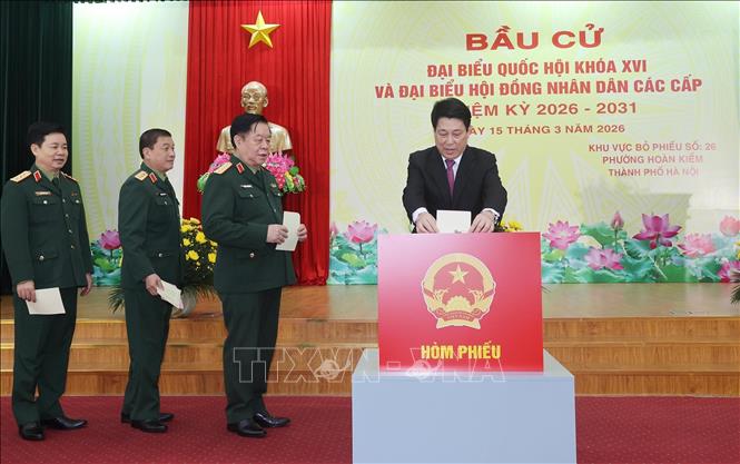 Chủ tịch nước Lương Cường bỏ phiếu bầu cử tại khu vực bỏ phiếu số 26, phường Hoàn Kiếm, thành phố Hà Nội. Ảnh: Lâm Khánh - TTXVN