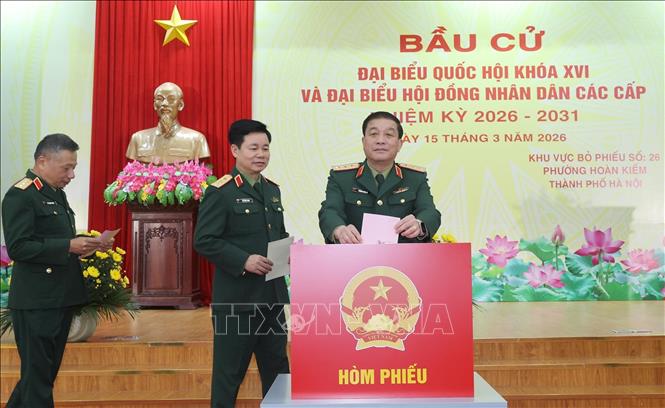 Thượng tướng Trương Thiên Tô, Ủy viên Trung ương Đảng, Phó Chủ nhiệm Tổng cục Chính trị Quân đội nhân dân Việt Nam bỏ phiếu bầu cử tại khu vực bỏ phiếu số 26, phường Hoàn Kiếm, thành phố Hà Nội. Ảnh: Lâm Khánh - TTXVN