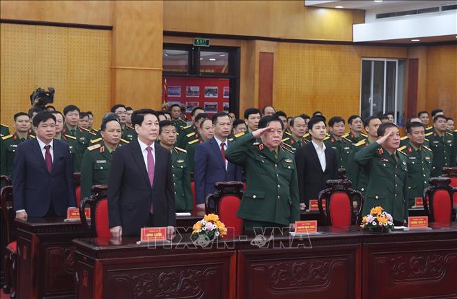 Chủ tịch nước Lương Cường và các cử tri quân đội dự lễ khai mạc bầu cử tại khu vực bỏ phiếu số 26, phường Hoàn Kiếm, thành phố Hà Nội. Ảnh: Lâm Khánh - TTXVN