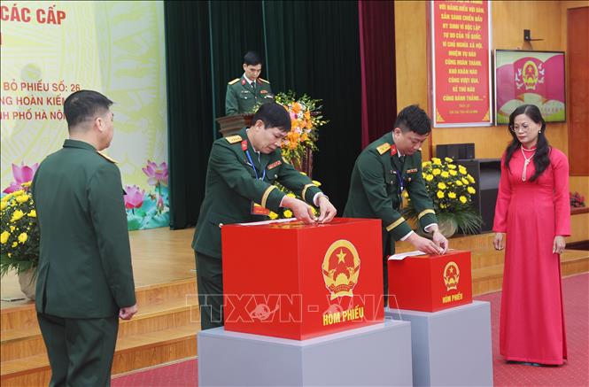 Tổ bầu cử niêm phong hòm phiếu tại khu vực bỏ phiếu số 26, phường Hoàn Kiếm, thành phố Hà Nội. Ảnh: Lâm Khánh - TTXVN