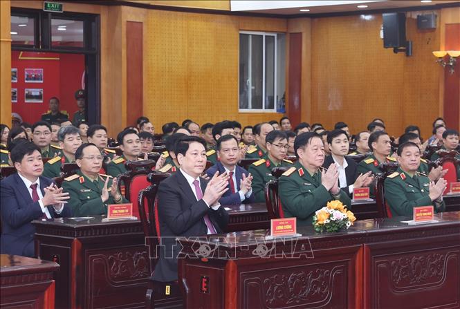 Chủ tịch nước Lương Cường và các cử tri quân đội dự lễ khai mạc bầu cử tại khu vực bỏ phiếu số 26, phường Hoàn Kiếm, thành phố Hà Nội. Ảnh: Lâm Khánh - TTXVN