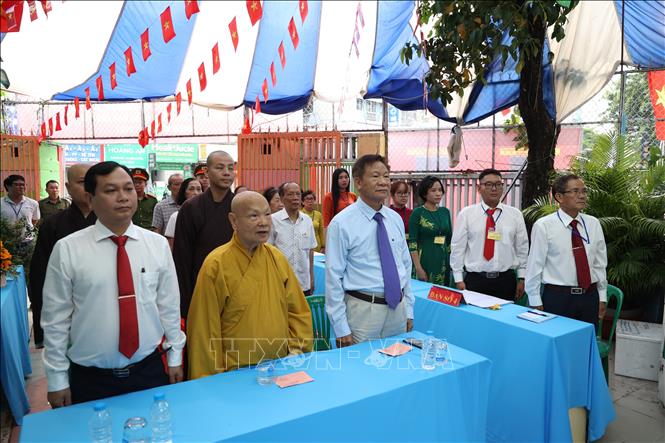 Chào cờ trước khi bỏ phiếu tại khu vực bỏ phiếu số 1, phường Nhiêu Lộc, TP. Hồ Chí Minh, có sự tham gia của Hòa thượng Thích Thiện Nhơn, Chủ tịch Hội đồng Trị sự Giáo hội Phật giáo Việt Nam. Ảnh: Hồng Đạt - TTXVN