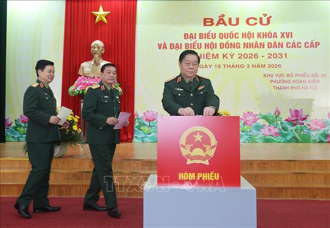 Đại tướng Nguyễn Trọng Nghĩa, Ủy viên Bộ Chính trị, Bí thư Trung ương Đảng, Chủ nhiệm Tổng cục Chính trị Quân đội nhân dân Việt Nam bỏ phiếu bầu cử tại khu vực bỏ phiếu số 26, phường Hoàn Kiếm, thành phố Hà Nội. Ảnh: Lâm Khánh - TTXVN