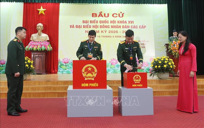 Tổ bầu cử kiểm tra hòm phiếu tại khu vực bỏ phiếu số 26, phường Hoàn Kiếm, thành phố Hà Nội. Ảnh: Lâm Khánh - TTXVN