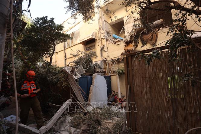 Lực lượng cứu hộ làm nhiệm vụ tại hiện trường vụ không kích của Iran xuống Tel Aviv, Israel ngày 8/3/2026. Ảnh: THX/TTXVN