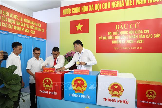 Ban tổ chức kiểm tra các công đoanh cuối cùng trước khi để cử tri tham gia bỏ phiếu tại khu vực bỏ phiếu số 1, phường Nhiêu Lộc, TP. Hồ Chí Minh. Ảnh: Hồng Đạt-TTXVN