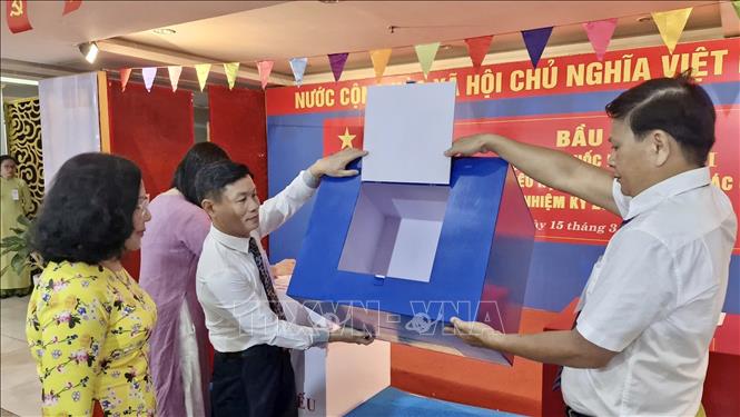 Kiểm tra thùng phiếu trước giờ khai mạc bầu cử tại khu vực bỏ phiếu số 14, phường Bến Thành, TP. Hồ Chí Minh. Ảnh: Huỳnh Sơn - TTXVN