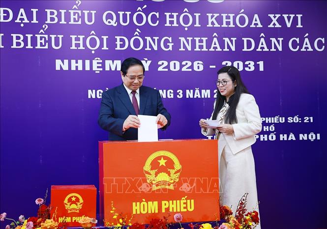 Thủ tướng Phạm Minh Chính và Phu nhân bỏ phiếu bầu tại Khu vực bỏ phiếu số 21, phường Tây Hồ, thành phố Hà Nội. Ảnh: Dương Giang-TTXVN 
