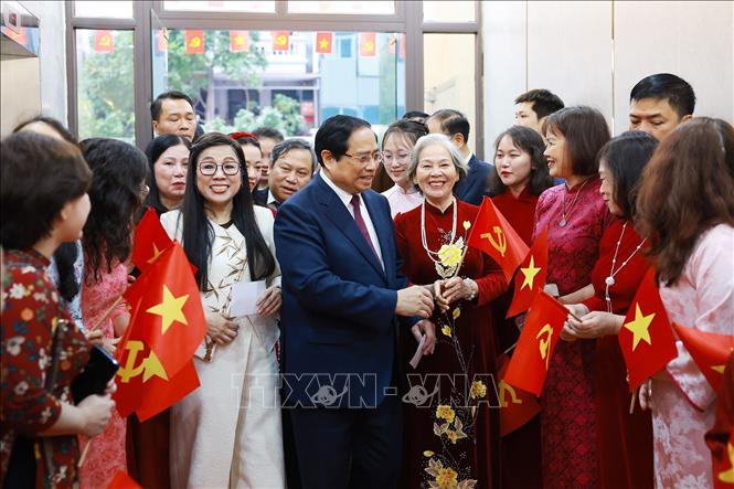 Thủ tướng Phạm Minh Chính và Phu nhân với cử tri Khu vực bỏ phiếu số 21 thuộc phường Tây Hồ, thành phố Hà Nội. Ảnh: Dương Giang-TTXVN 