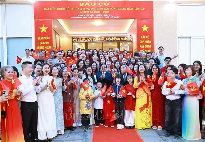 Thủ tướng Phạm Minh Chính và Phu nhân với cử tri Khu vực bỏ phiếu số 21 thuộc phường Tây Hồ, thành phố Hà Nội. Ảnh: Dương Giang-TTXVN 