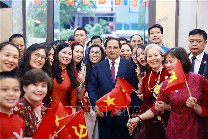 Thủ tướng Phạm Minh Chính và Phu nhân với cử tri Khu vực bỏ phiếu số 21 thuộc phường Tây Hồ, thành phố Hà Nội. Ảnh: Dương Giang-TTXVN 