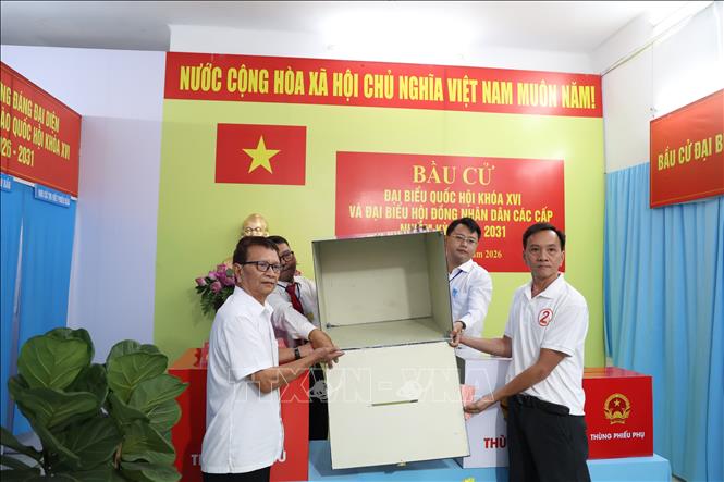 Nghi thức kiểm tra thùng phiếu tại khu vực bỏ phiếu số 1, phường Nhiêu Lộc, TP. Hồ Chí Minh. Ảnh: Hồng Đạt - TTXVN