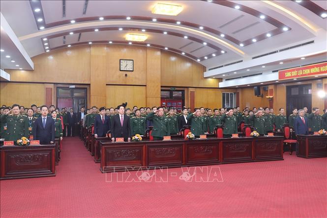 Chủ tịch nước Lương Cường và các cử tri quân đội dự lễ khai mạc bầu cử tại khu vực bỏ phiếu số 26, phường Hoàn Kiếm, thành phố Hà Nội. Ảnh: Lâm Khánh - TTXVN