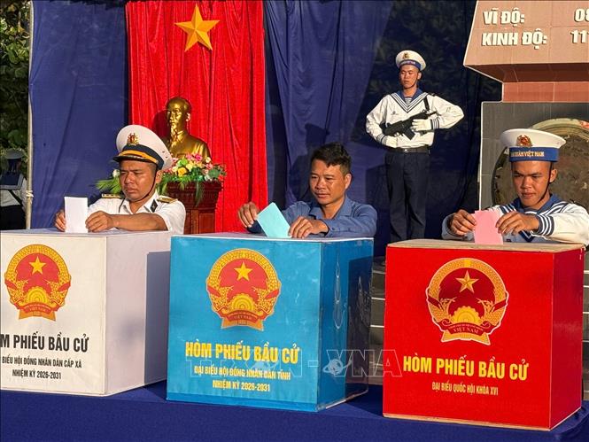Các ngư dân cùng cán bộ, chiến sĩ bầu cử tại điểm bỏ phiếu số 14, đặc khu Trường Sa. Ảnh: TTXVN phát