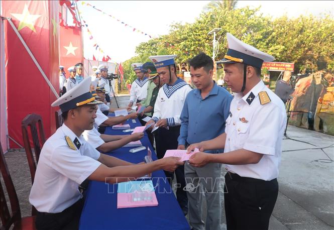 Người dân và cán bộ, chiến sĩ thực hiện bầu cử tại điểm bỏ phiếu số 14, đặc khu Trường Sa. Ảnh: TTXVN phát