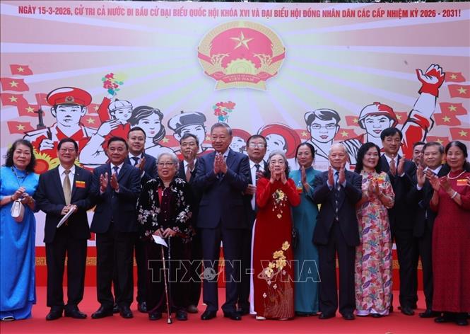 Tổng Bí thư Tô Lâm và đại biểu với cử tri tại Khu vực bỏ phiếu số 02 phường Ba Đình, thành phố Hà Nội. Ảnh: Văn Điệp - TTXVN